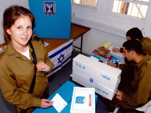 מצביעים גם בבסיסי צה"ל [צילום: דו"צ]