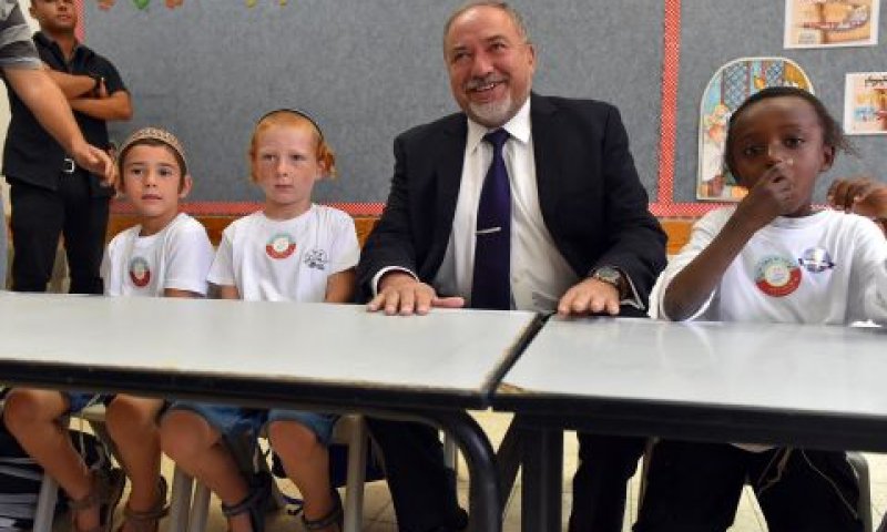 ליברמן עם תלמידים בדרום הר חברון [צילום: אריאל חרמוני]