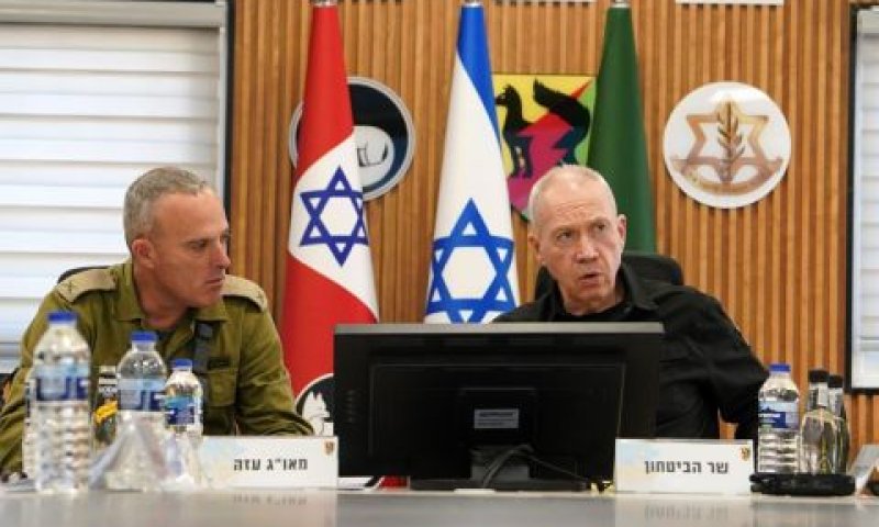 תא"ל רוזנפלד עם השר גלנט [צילום: אריאל חרמוני]