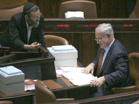 ח"כ גפני, ראש הממשלה וערימות הנייר של התקציב [צילום: פלאש 90]
