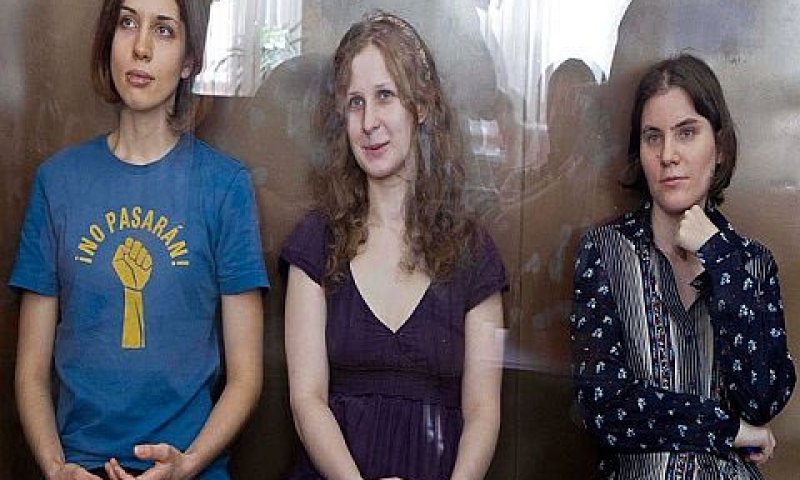 משמאל: נדז'דה טולוקוניקובה, מריה אליוכינה, יקתרינה סמוצ'ביץ' [צילום: AP]