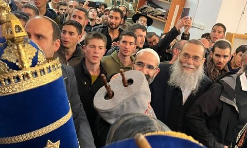 חגיגת הכנסת ספר התורה [צילום: ישיבת ההסדר יפו]