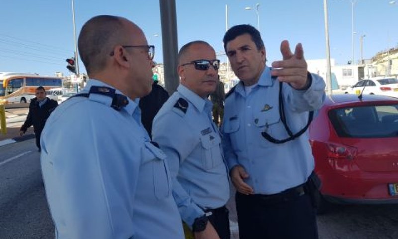 מפקד מחוז ירושלים, ניצב יורם הלוי בהערכת מצב בזירה [צילום: דוברות המשטרה]