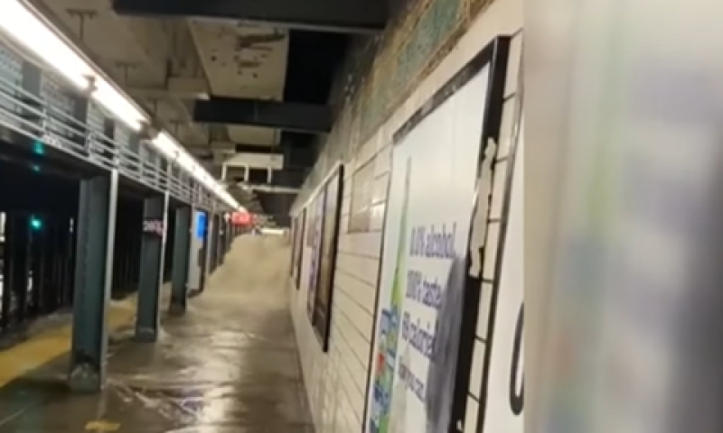 הצפה בתחנת סאבווי בניו יורק [צילום: מן הטלוויזיה]