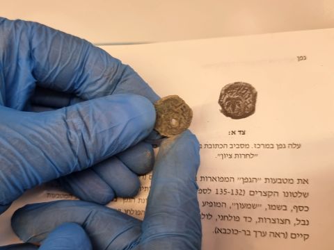 המטבע המנוקב מהשנה השנייה למרד הגדול. הוטבע על ידי היהודים בירושלים שלוש שנים לפני החורבן [צילום: ארכיון עיר דוד]