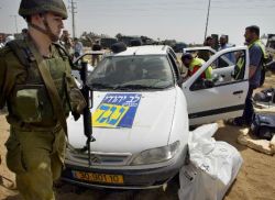 רכבה של משפחת חטואל [צילום: AP]