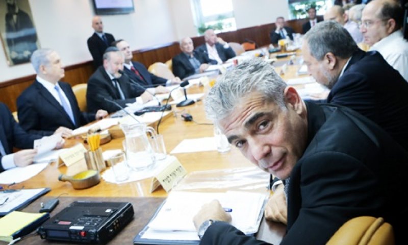 לפיד בישיבת הממשלה. נתק של חודש [צילום: פלאש 90]