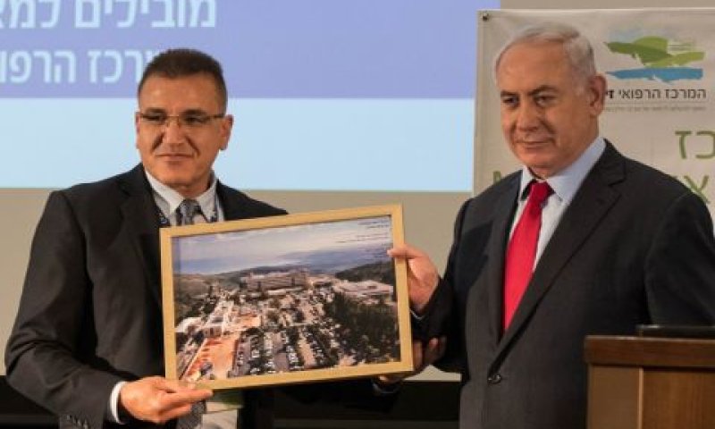 ד"ר סלמאן זרקא מנהל המרכז הרפואי זיו מעניק לראש הממשלה בנימין נתניהו תמונה של המרכז הרפואי זיו- בחונכת מכון ההקרנות החדש במרכז הרפואי זיו [צילום: המרכז הרפואי זיו]