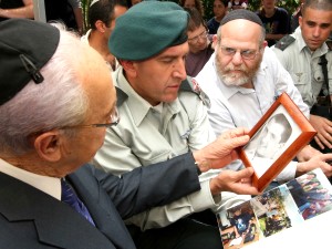 הנשיא ומזכירו הצבאי בביקור התנחומים [צילום: אנה קפלן / ג´ייני]