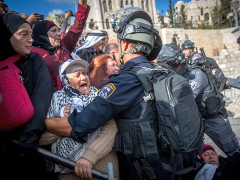 היום. בשער שכם בירושלים [צילום: יונתן זינדל/פלאש 90]