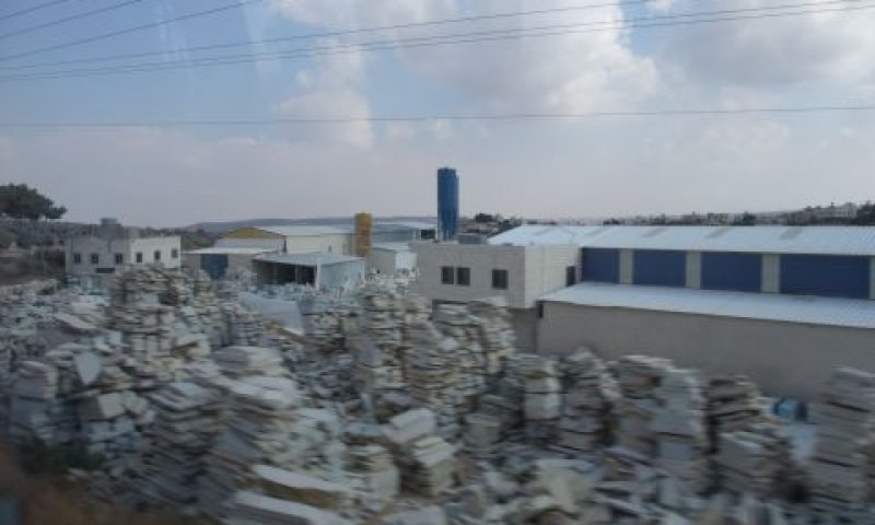 מחצבה פיראטית ליד גוש-עציון [צילום: איתמר לוין]