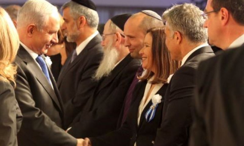 יחימוביץ' ונתניהו. לחיצת יד ללא ברית [צילום: פלאש 90]