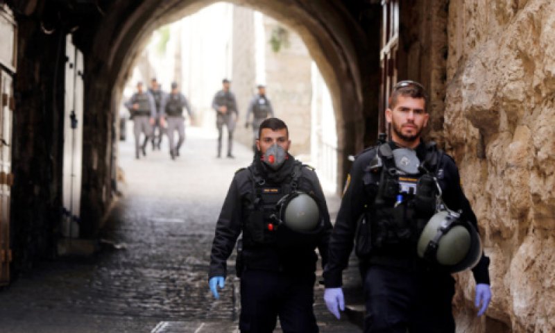 : שוטרים וחיילי מג"ב בירושלים העתיקה [צילום: מחמוד עיליאן/AP]