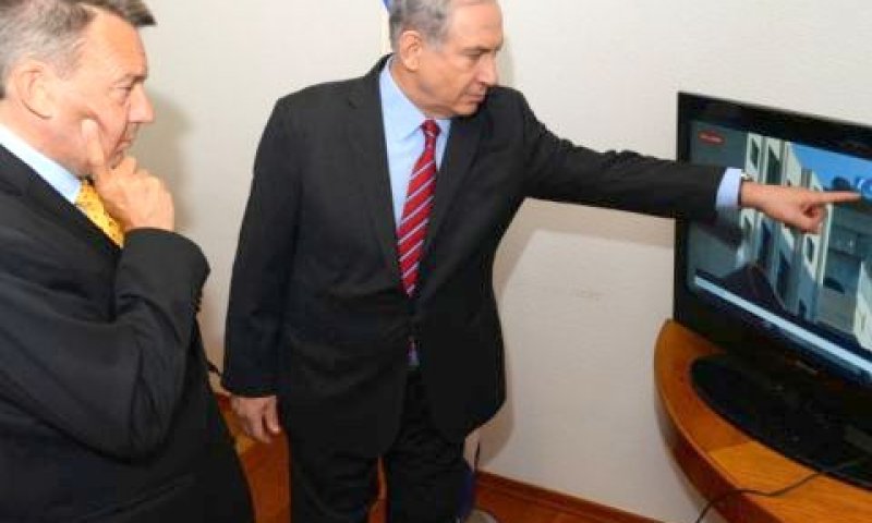 נתניהו מראה למאורר את פעילות החמאס [צילום: קובי גדעון/לע"מ]