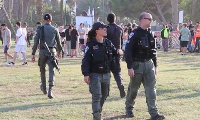 שוטרים מפטרלים במסיבה [צילום: דוברות המשטרה]