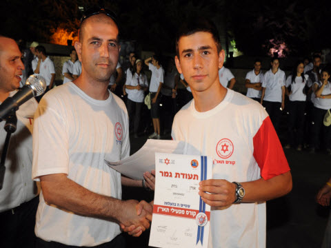 אורן גזית, חניך מצטיין מקבל תעודה מהמדריך אריק בן ישי בטקס בלטרון [צילום: דוברות מד"א]