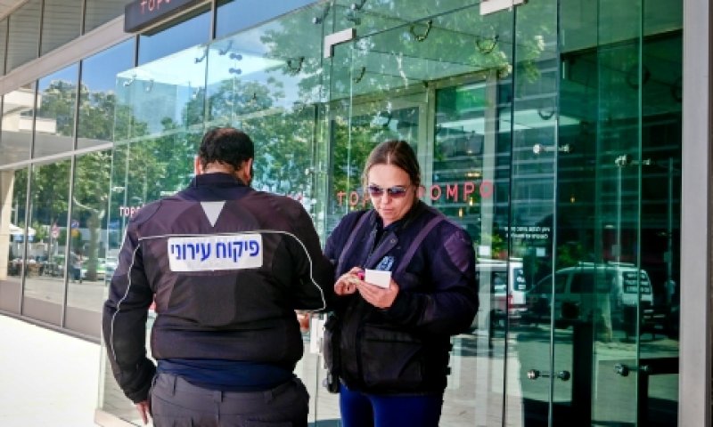 פקחים עירוניים סמוך לכניסה למסעדה, הבוקר [צילום: אבשלום ששוני, פלאש 90]