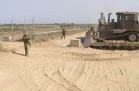 דחפור D-9 בגבול הרצועה [צילום ארכיון: לידור שלמן]