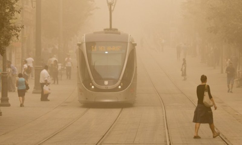 הרכבת הקלה. מכונות מעלות אבק [צילום: יונתן זינדל, פלאש 90]