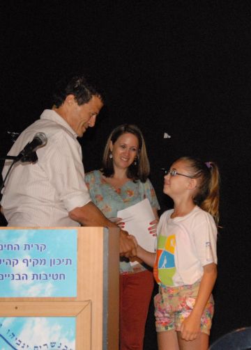 התלמידה הזוכה בתחרות, סשה מוסרסקי, רכזת התקשוב של החטיבות, רות עומר, מייסד ויו"ר מיזם "סיסמה לכל תלמיד", אודי אנג'ל [צילום: חאלד נאטור]
