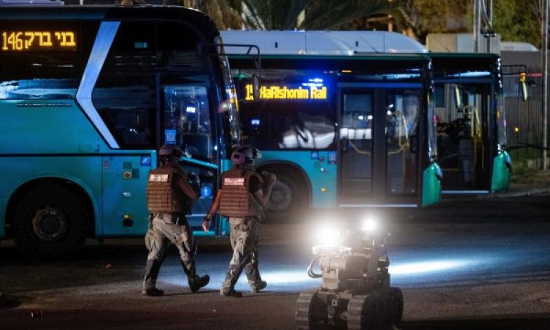 סריקת אוטובוסים בחניון בבת ים [צילום: חיים גולדברג/פלאש 90]