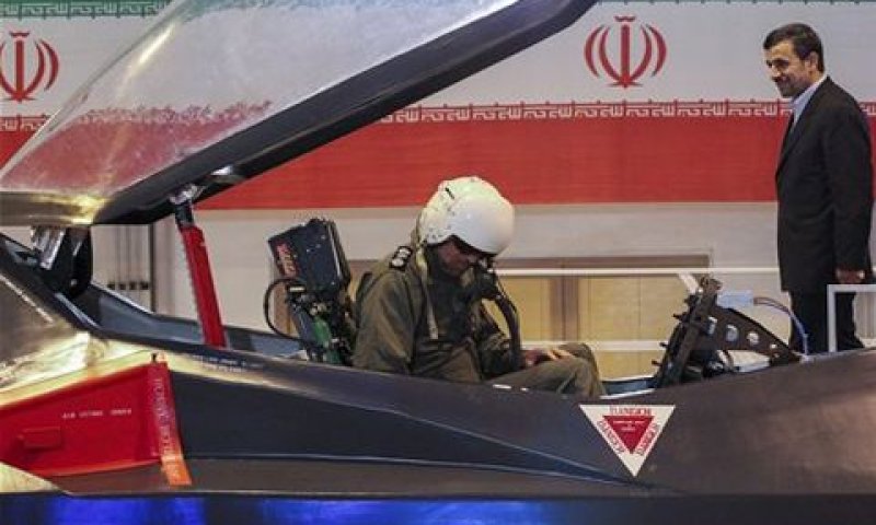 אחמדינג'אד עומד מאחורי המטוס [צילום: פארס]