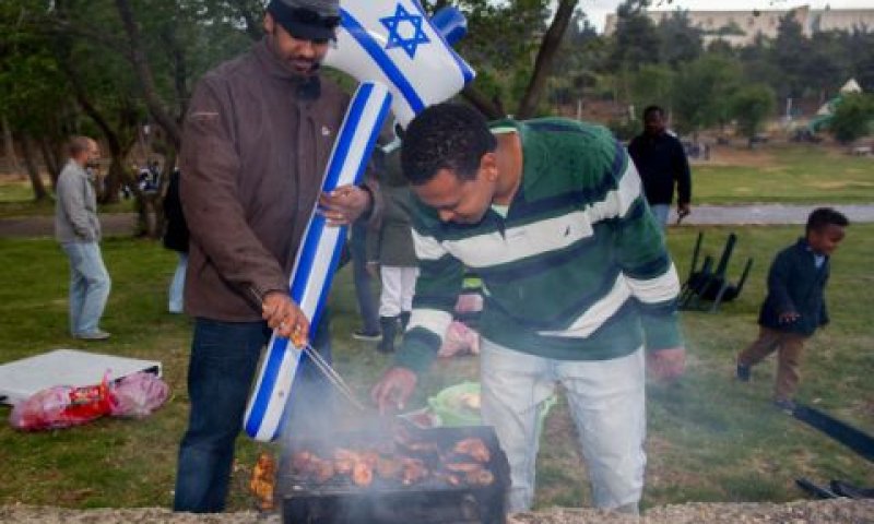 תמיד אפשר לחזור למנגל המסורתי [צילום: יונתן זינדל/פלאש 90]
