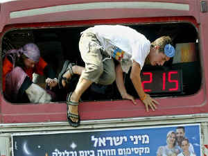 נער נמלט מאוטובוס שחובל ושמשתו נופצה
