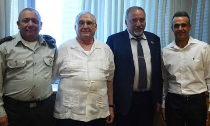 שר הביטחון והרמטכ"ל עם חגי טננבאום-ארז ומחליפו איתן דהן [צילום: שחר לוי, משרד הביטחון]