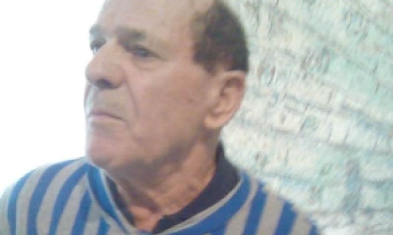 מנדלמן לבוש בכתונת הפסים [צילום: רונן ליבוביץ]