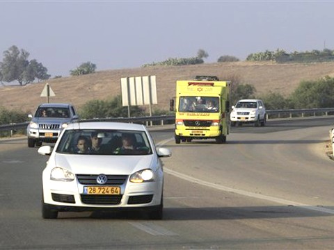 האמבולנס המאובטח בדרכו מבית החולים שיבא אל הדרום [צילום: AP]