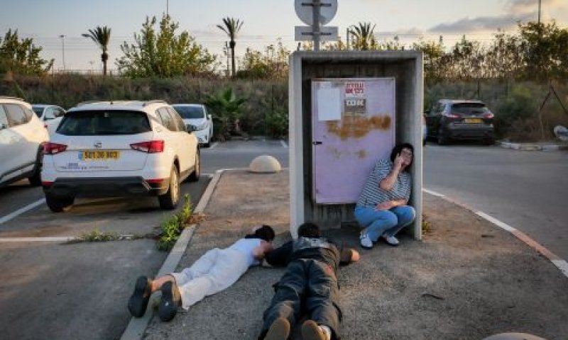 תופסים מחסות ליד נתב"ג [צילום: נתי שוחט/פלאש 90]