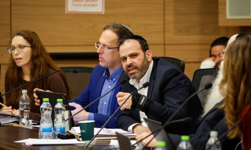 בלי רישיון, בלי מעונות ובלי הנחות. ינון אזולאי, משה טור פז [צילום: נועם מושקוביץ/דוברות הכנסת]