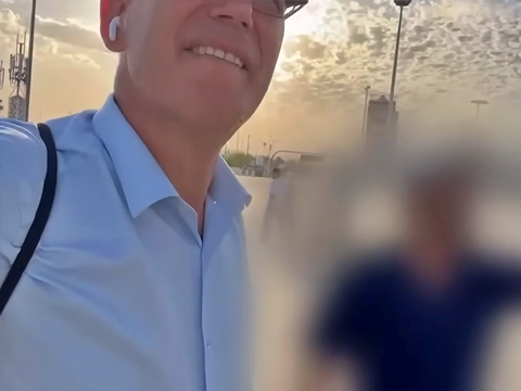 גיל תמרי והסייען שלו בעיר מכה [צילום: מתוך חדשות 13]