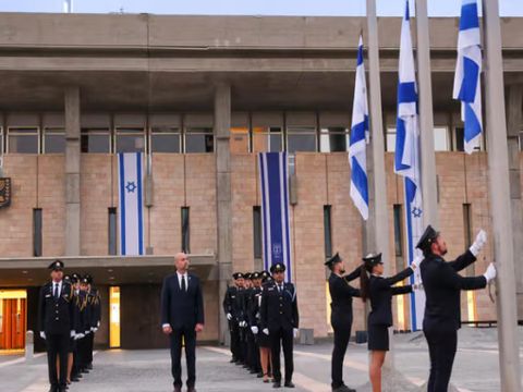 הורדת הדגל לחצי התורן בכנסת [צילום: נועם מושקוביץ, דוברות הכנסת]