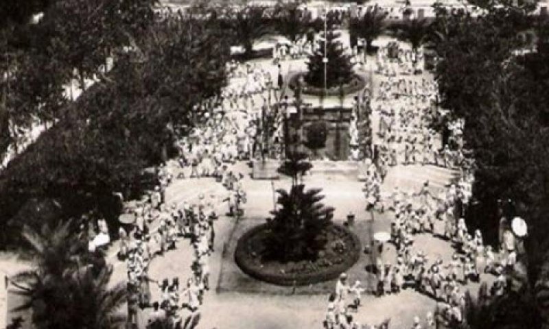 מה נקנה לו מתנה? [צילום: ארכיון עיריית תל אביב יפו]