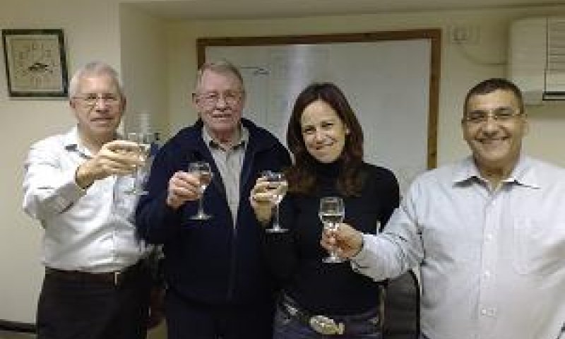 טקס רכישת קרטש. מימין לשמאל: ששון עוז, מיכל טל מנהלת הכספים של פילת, ד"ר חיים קרטש ודרור שפר מפילת