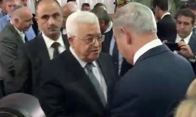 נתניהו ועבאס בפגישה חטופה [צילום: תקשורת רה"מ]