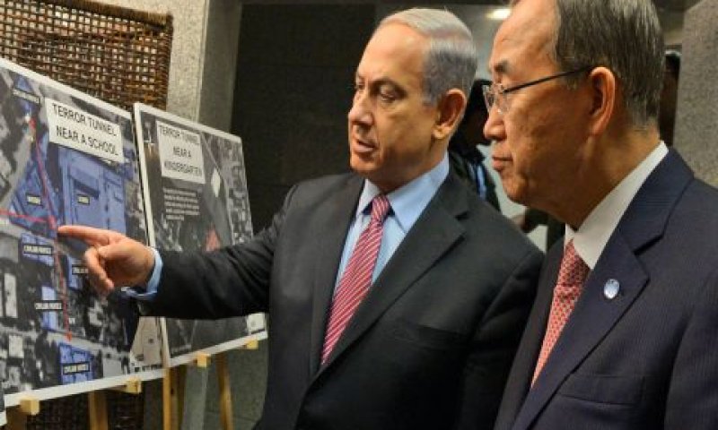 נתניהו מציג לבאן תמונות מעזה [צילום ארכיון: פלאש 90]