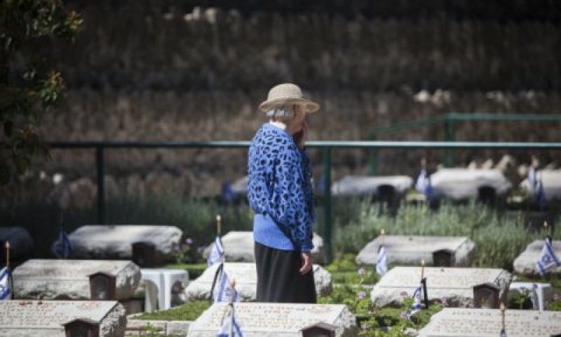 מתייחדים עם זכר הנופלים [צילום: פלאש 90]