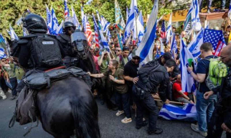 פרש משטרה בהפגנת אחים לנשק נגד הרפורמה המשפטית [צילום: יונתן זינדל/פלאש 90]
