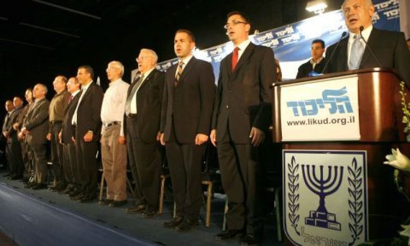 שרים התקווה על הבמה [פלאש 90]