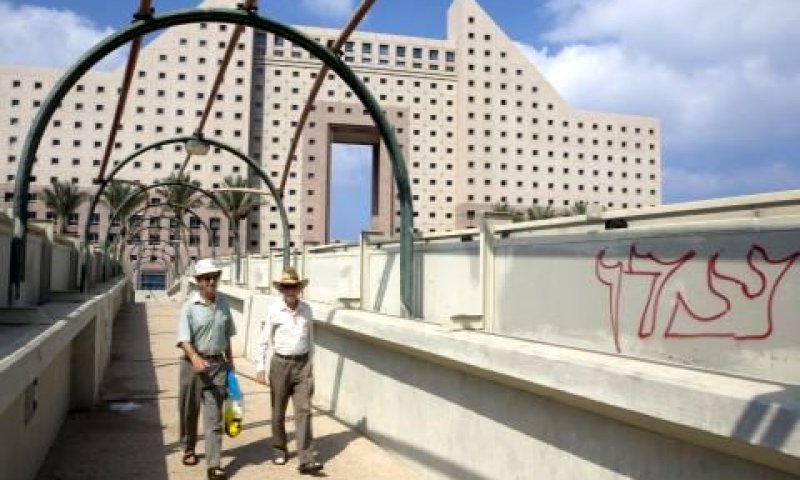 אנשים הולכים על גשר המוביל ממגדלי חוף הכרמל לכיוון העיר חיפה [צילום אילוסטרציה: פלאש 90]