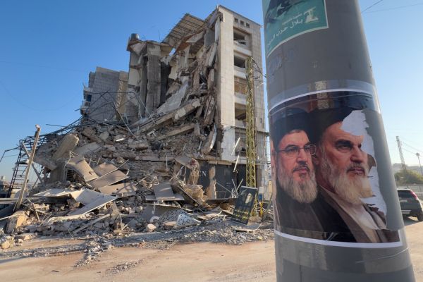 חמינאי ונסראללה ברקע חורבות לבנון [צילום: חוסיין מלא/AP]