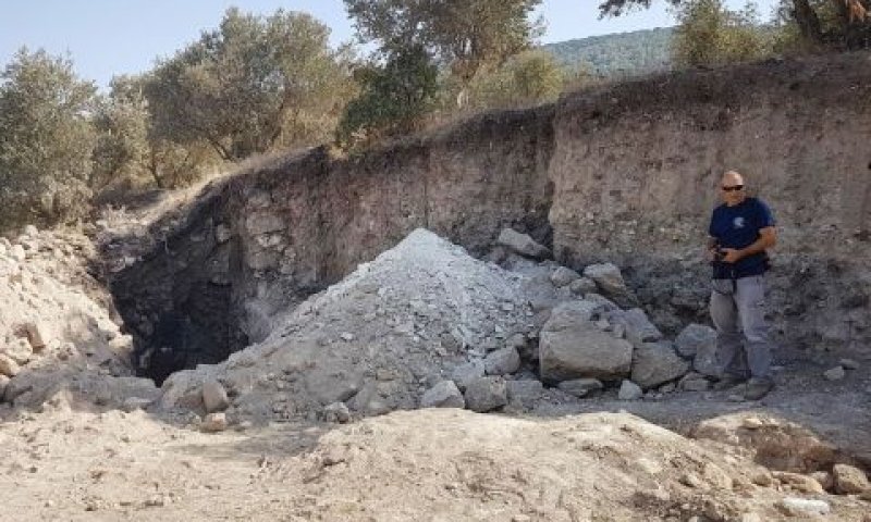ניר דיבטלפלד מפקח היחידת השוד ליד ההריסות [צילום: היחידה למניעת שוד ברשות העתיקות]