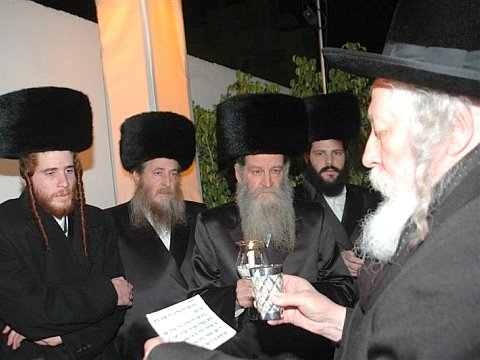 הרבי מגור מקדש בחופה