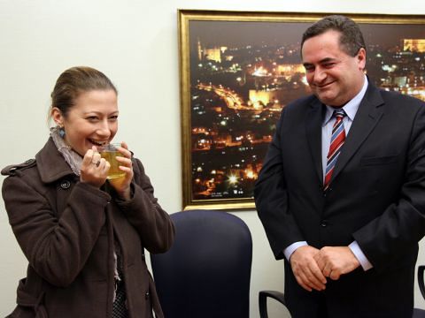 השר כ"ץ עם טניה רוזנבליט. ההדרה נמשכת [ששון תירם]