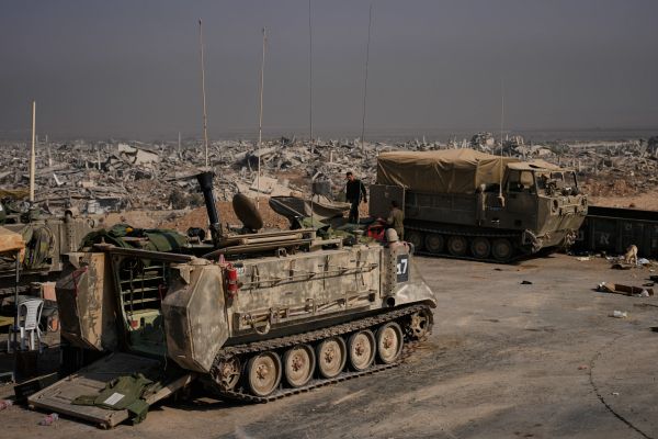 כלי רכב של צבא ישראל חונים ליד מבנים הרוסים לאחר פעולות צבאיות ישראליות בשכונת שג'אעיה בעיר עזה [צילום: אוהד צוויגנברג/AP]