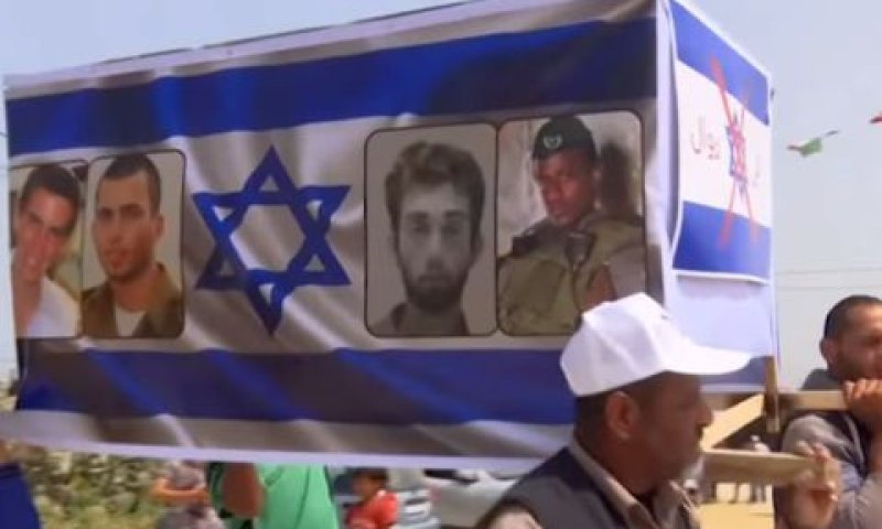 תמונות הנעדרים הישראלים על ארון הקבורה