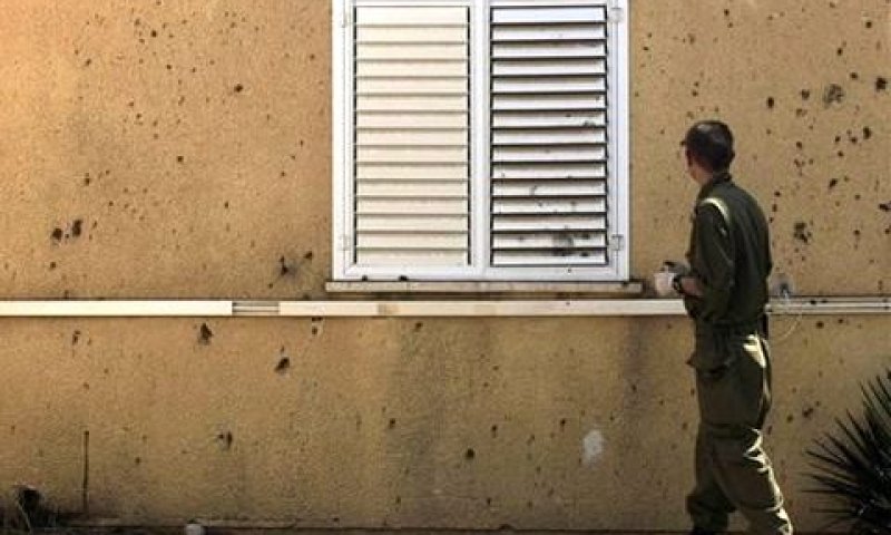 רסיסים על בית שנפגע בדרום [צילום: AP]